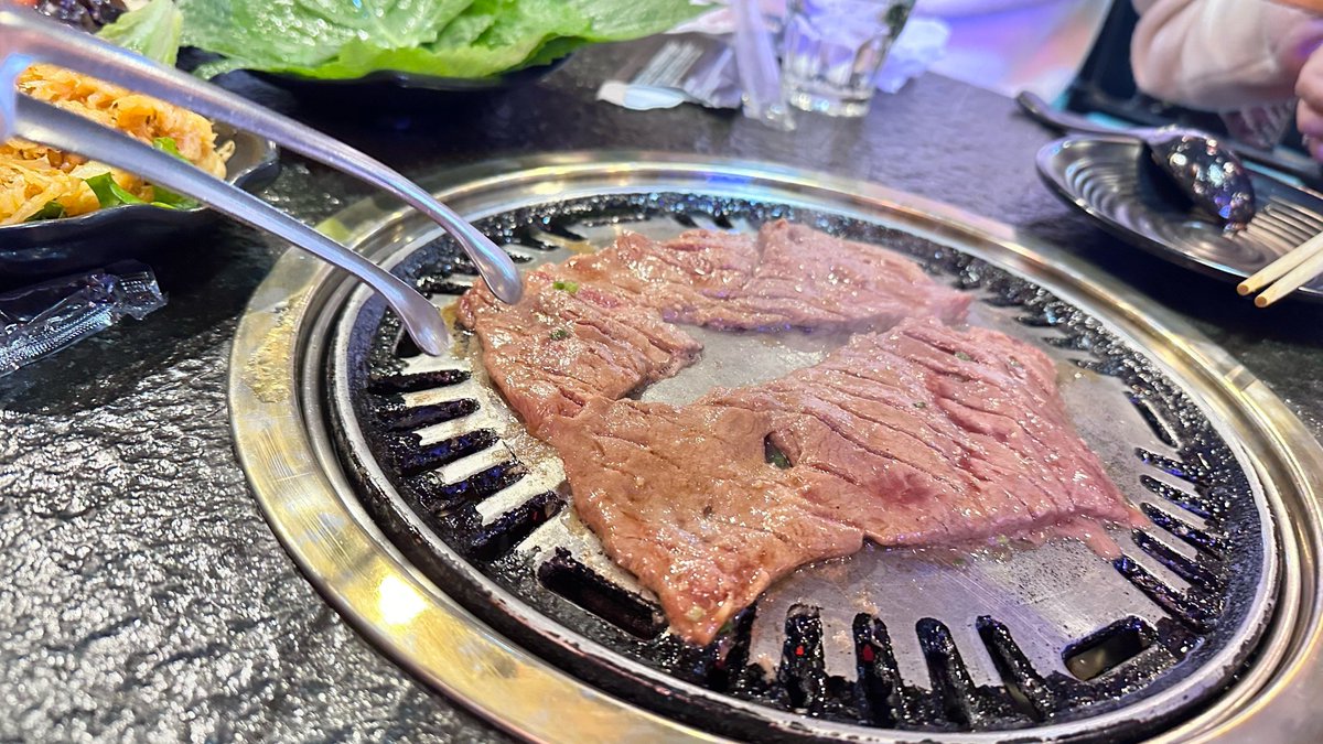 yemszy's tweet photo. [Late-night munch = perfect warm grilled skewers at the street stall! Savory, smoky, 10/10 vibe ]， https://t.co/aivIpMvd8s
