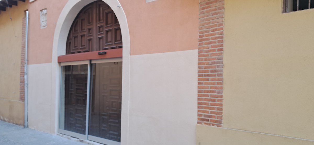 Valladolidnatu2's tweet photo. Se ha colocado en el antiguo convento de Santa Catalina de Siena tapando la puerta original una puerta corredera de cristales! De verdad ? Justo en esa calle de las pocas en Valladolid que te transporta al pasado!!!!🤦
@AyuntamientoVLL 
@Ptrm_Valladolid https://t.co/fEhXNmEDUJ