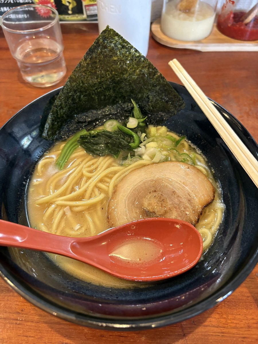 imamu0106's tweet photo. 鴨宮の心瀧で醤油ラーメン食べた。9周年記念で今週はこれがなんと500円。
優しくもしっかり存在感を示すとんこつ味で食欲マシマシになって、細麺（バリカタ）を替え玉しました。めっちゃ美味しかったし今週もう一回行こうか迷ってる https://t.co/ChkTCVxAPj