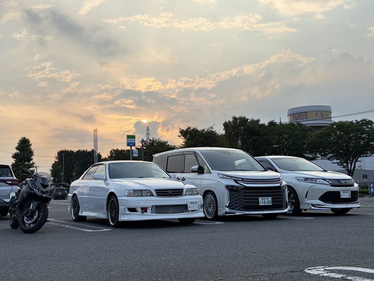 Jinjinjzxyoshi's tweet photo. だべりきた!笑
#zx400
#100チェイサー
#60ハリアー
#90ヴォクシー https://t.co/AdArt6Im7L