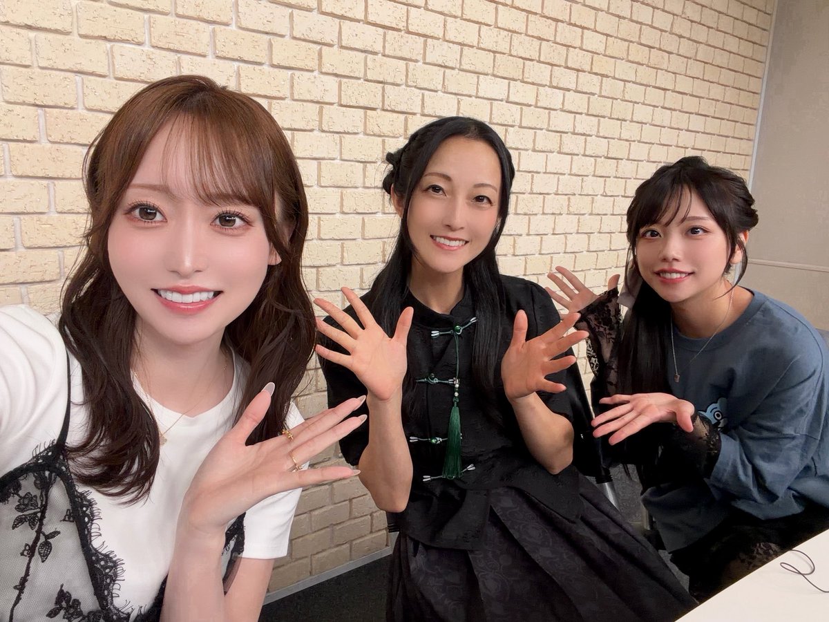 eririn959's tweet photo. 🕖この後19:00〜！
ブルーアーカイブ公式YouTubeチャンネルにて #ブルアカらじお 第116回目の放送です📢💚💜

静さまが！来てくれました☺️🫶🏻 https://t.co/oks2wCTgdk