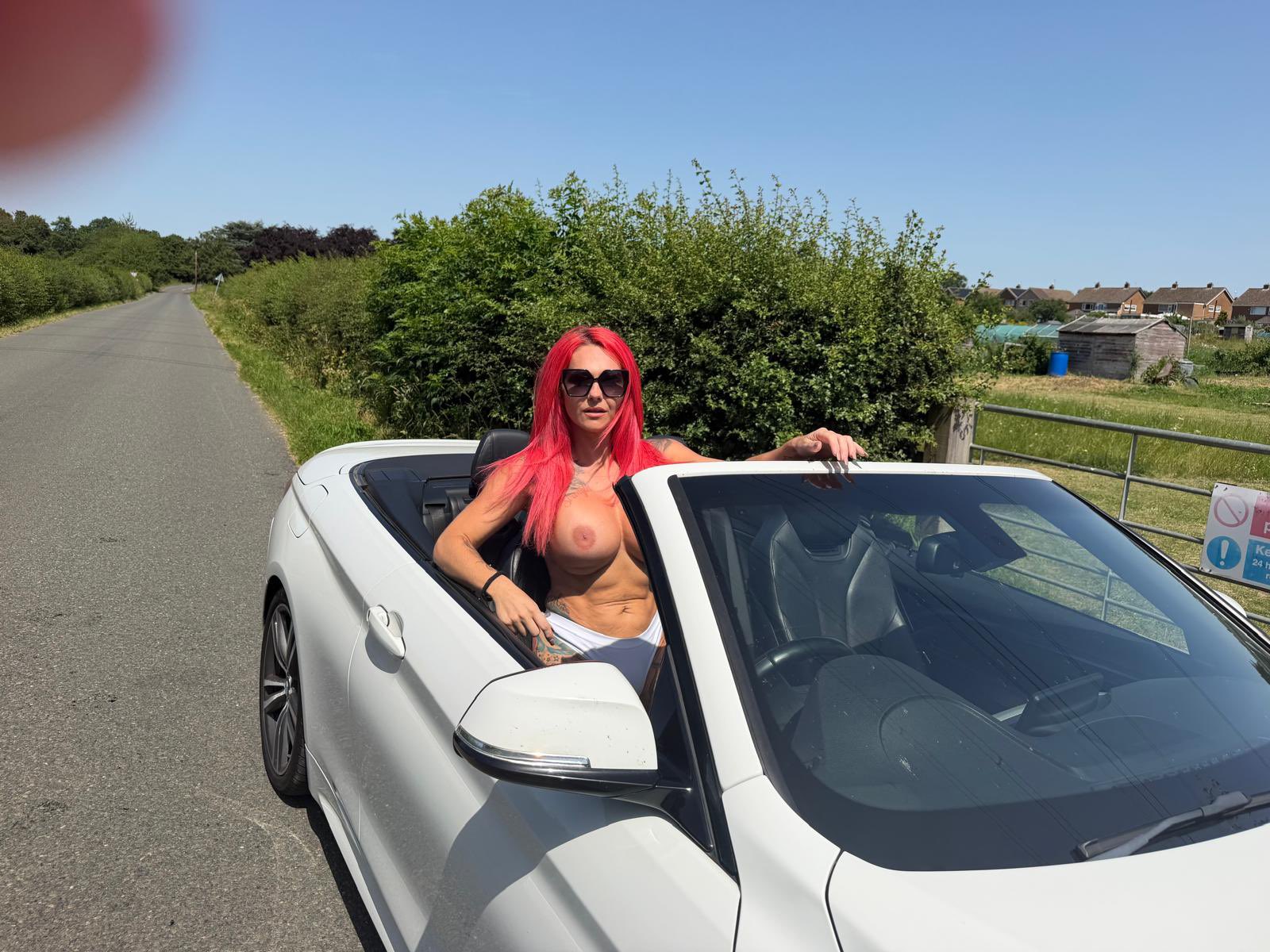 So glad I have a convertible BMW 4 series M sport and not a shitty old 1 series😂😂😂 https://t.co/jEf3nEfeut