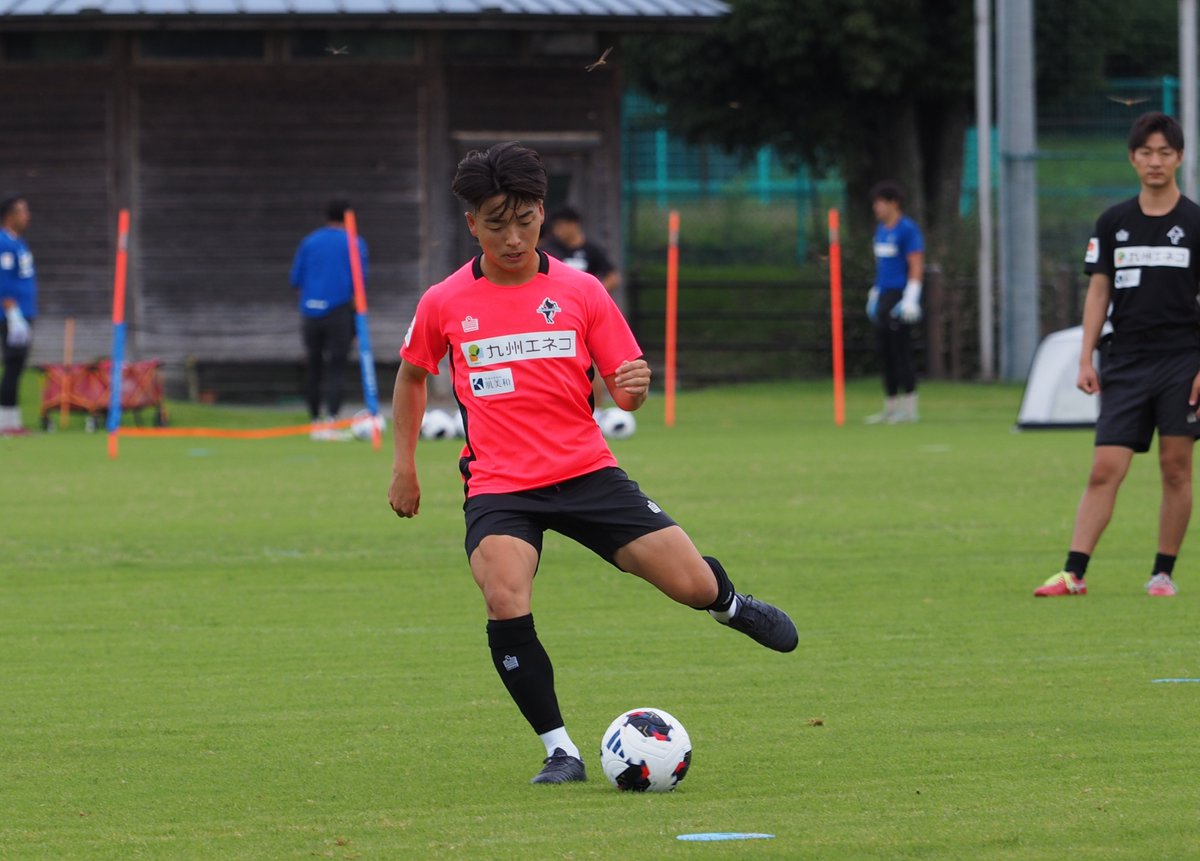 roassoofficial's tweet photo. 【トップチーム】
6/30（火）始動2日目⚽
鹿児島ユナイテッドFCから期限付き移籍加入をしました #三品直哉 選手がチームに合流！
午後はピッチで選手たちの熱い攻防も見られました🔥
熱量をもってトレーニングに励みます。

#ロアッソ熊本 
#やりきれだしきれつかみとれ https://t.co/76jfxs3MJV
