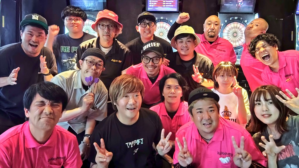 yoshimoto_darts's tweet photo. 今日のよしもとダーツ部主催アイパーカップに西谷譲二プロといわお小鈴プロが参加してくれました。部員の皆テンション上がってましたね。ありがとうございました！第52回アイパーカップ優勝は西谷譲二プロ！！お二人またお待ちしてます！
#よしもとダーツ部 #西谷譲二 #いわお小鈴 #アイパーカップ https://t.co/ccvm2gOaGt