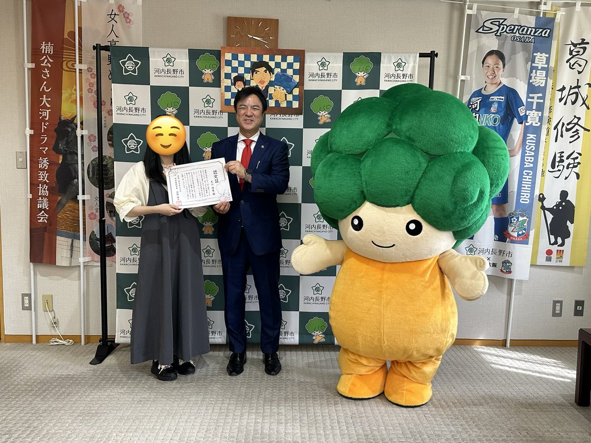expo2025_smile's tweet photo. 本日、娘
河内長野市と＜締結式・認定式＞ を
行いました🥹

河内長野市公式キャラクター
モックルの折り紙を考案
まさかのこんなことに😭

今日の様子を先に折り紙で表現
そ���折り紙を今日リアルに再現✨

一年前は歩くことも
ままならなかった娘が
万博で元気をもらい

閉幕後に出会った
ミャクミャク折り紙から
折り紙を折り出し

トゥンクトゥンクを
いきなり折り
まさかの！公式化していただき
モックルまで…
イマココ

自治体キャラクター
多分なんでも創作できる気がする

ちなみに
自治体と折り紙協定を結ぶのは
日本初かも…とのこと…

今日の協定式もとても優しい世界で
娘は生きることに希望を持った��うでした

そしてまさかの！
インスタにチャレンジ！

人に会ったり
笑顔つくったり
私はただただ泣けました

#万博ありがとう
#万博レガシー