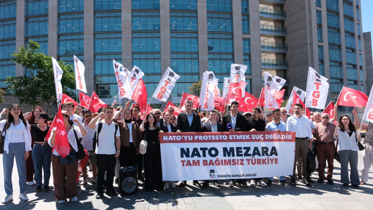 genclikbirligi's tweet photo. 📍Çağlayan Adliyesi önünden ilan ettik:

Aydınlarımızın katili, 15 Temmuz'un faili NATO'yu Türk topraklarında çiçeklerle mi karşılayacaktık❓

Arkadaşlarımız serbest bırakılana kadar buradayız!

NATO'yu protesto etmek suç değildir; görevimizdir. https://t.co/FOF48boPOJ