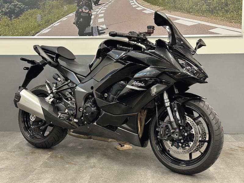 BikehouseZero's tweet photo. Ninja 1000SXは、スーパースポーツ譲りの走行性能と、長距離ツーリングの快適さを両立したスポーツツアラー✨クルーズコントロールやクイックシフターを標準装備しているので、高速道路もワインディングも気持ちよく走れます！気になった方は #バイクハウスゼロ埼玉大学前店 📞048-854-6439まで https://t.co/vw3tlMYFKr