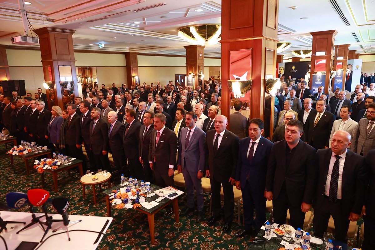 ihracatdaib's tweet photo. Erzurum Ekonomi Buluşmaları Gerçekleştirildi

Yönetim Kurulu Başkanımız Ömer Madırlı; önceki dönem Ekonomi Bakanı ve AK Parti Genel Başkan Yardımcısı Sayın Nihat Zeybekci ile 8 Bakan Yardımcısının katılımlarıyla düzenlenen Erzurum Ekonomi Buluşmaları programına katıldı.

Programda; Erzurum’un ve bölgemizin ekonomik geleceği, ihracat hedefleri, üretim potansiyeli ve iş dünyasının öncelikli gündemleri ele alındı.

Başkanımız Ömer Madırlı, bölge ihracatçılarımızın karşılaştığı sorunları ve çözüm bekleyen talepleri dile getirerek, ihracatın artırılmasına yönelik değerlendirmelerde bulundu.

#DAİB #ErzurumEkonomiBuluşmaları #Erzurum #İhracat #Ekonomi #DışTicaret