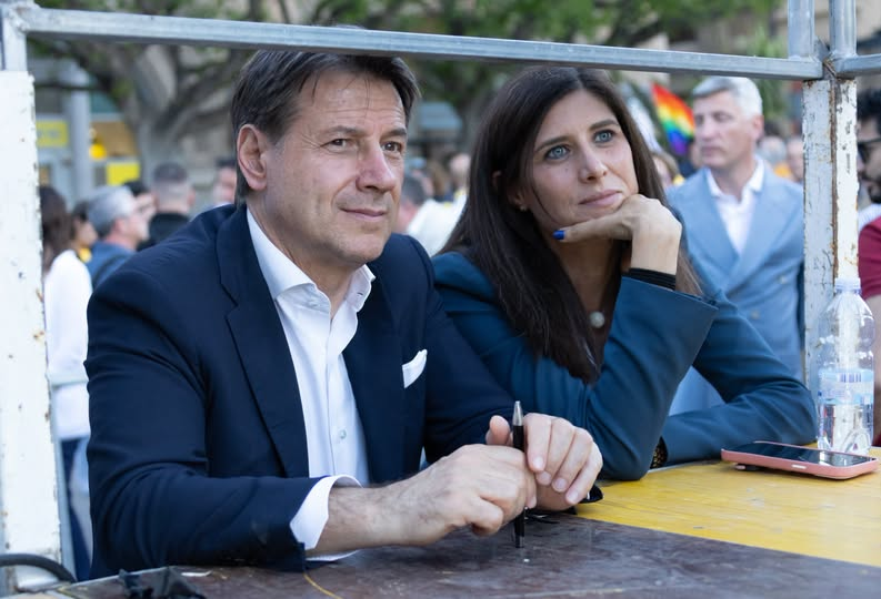 FranS19537's tweet photo. Vi voglio bene @c_appendino @GiuseppeConteIT https://t.co/xDKkDHvj2t