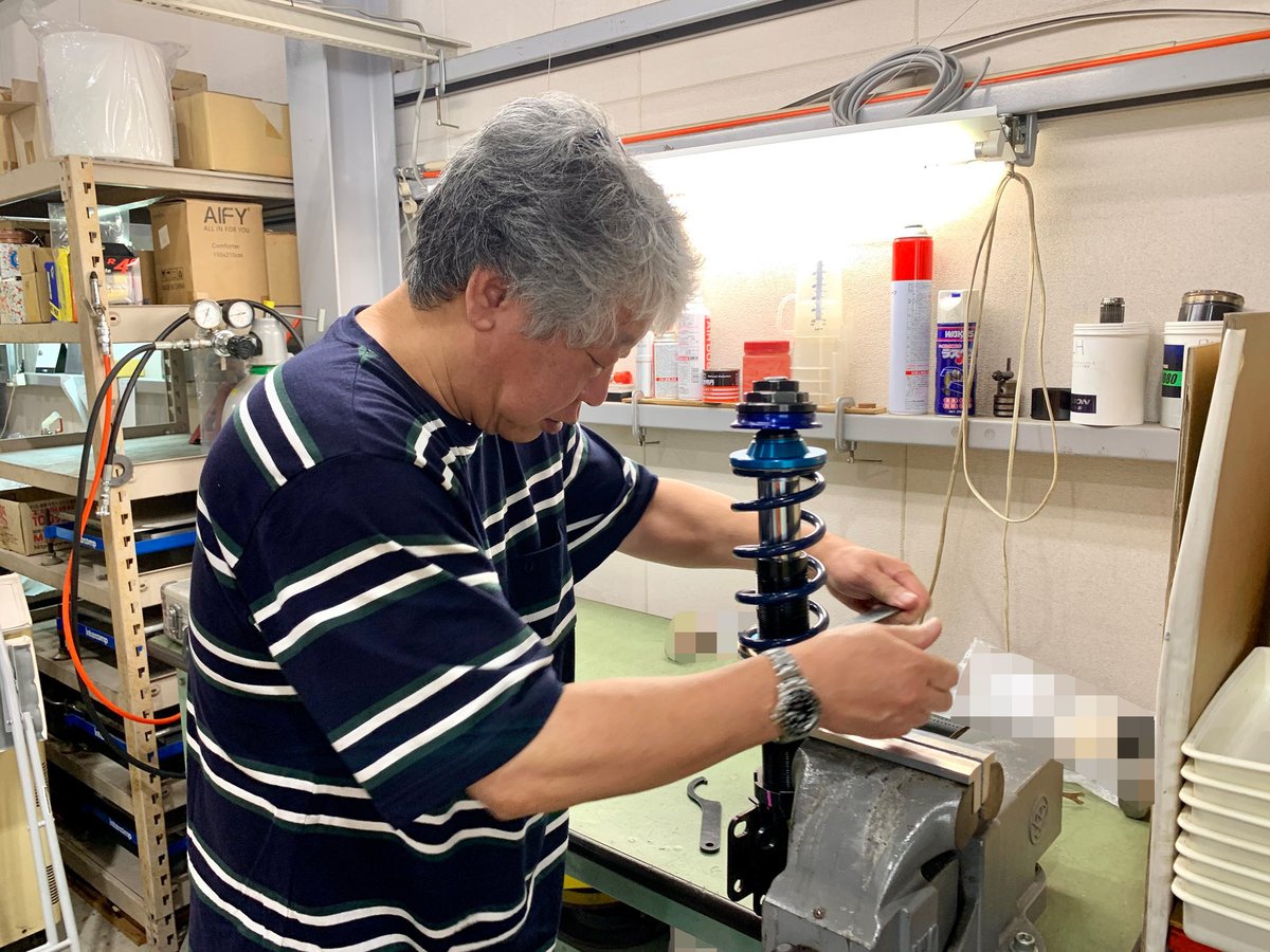TM_MINORU's tweet photo. 本日は、ダンパーエンジニアの高橋さんと、レーシングメカニックの阿部さんと、弊社、新人メカニック君にて、新作ダンパーの量産試作を装着！

いや～、今回のダンパーは秘密がいっぱい！（笑）

ということで！
いよいよ佳境を迎えておりますので、もう少しだけお待ち下さいね！！

＃TMダンパー https://t.co/2pZTiCIdXe