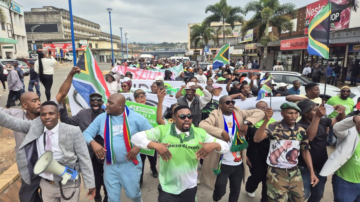 MikeRamothwala's tweet photo. As more than a thousand residents of Tzaneen we are saying that we are NOT going to leave the CBD until the Mayor Odas Ngobeni accepts our memorandum to take away the Business Permits that they have given to illegal immigrates. Thobela Ke Yona ✊🏾 https://t.co/FIcSV9zSpq