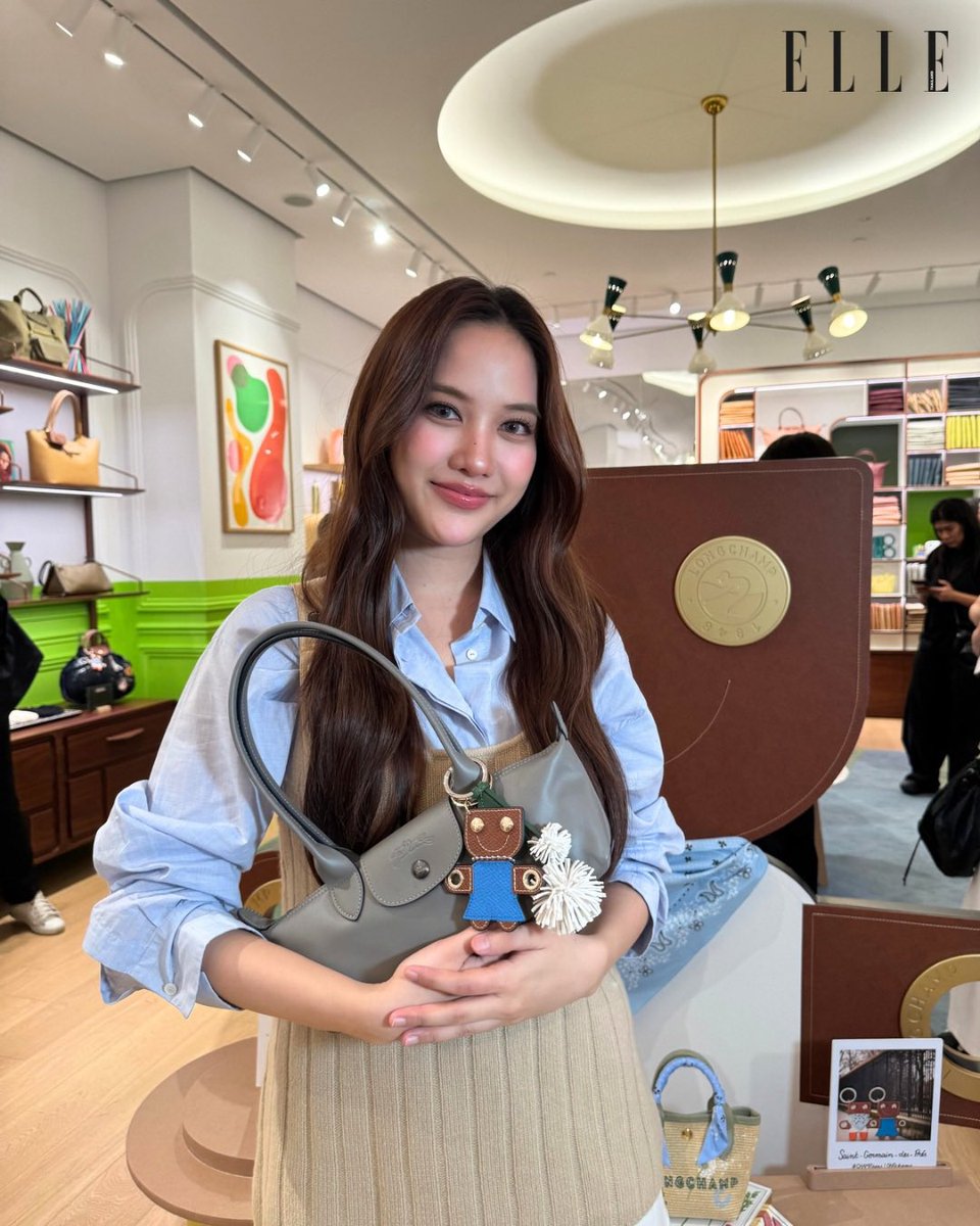 ELLEThailand's tweet photo. แอลพาส่องความสวยของ ฟรีน สโรชา @srchafreen ที่มาร่วมงาน Longchamp Treasure Hunt เปิดตัวคอลเล็กชั่น Fall/Winter 26 

#ELLEThailand
#Longchamp 
#srchafreen
#LongchampFall26xFreen https://t.co/KPbATgBPXB