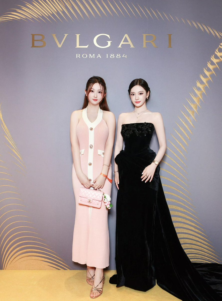 yizhuodaily's tweet photo. chinese rich women are seriously no joke, to take just one of these pictures with ningning you had to pay ¥1,000,000 CNY / $147,189 USD https://t.co/ihhveJJmNz