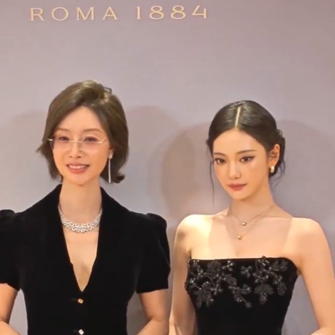yizhuodaily's tweet photo. chinese rich women are seriously no joke, to take just one of these pictures with ningning you had to pay ¥1,000,000 CNY / $147,189 USD https://t.co/ihhveJJmNz