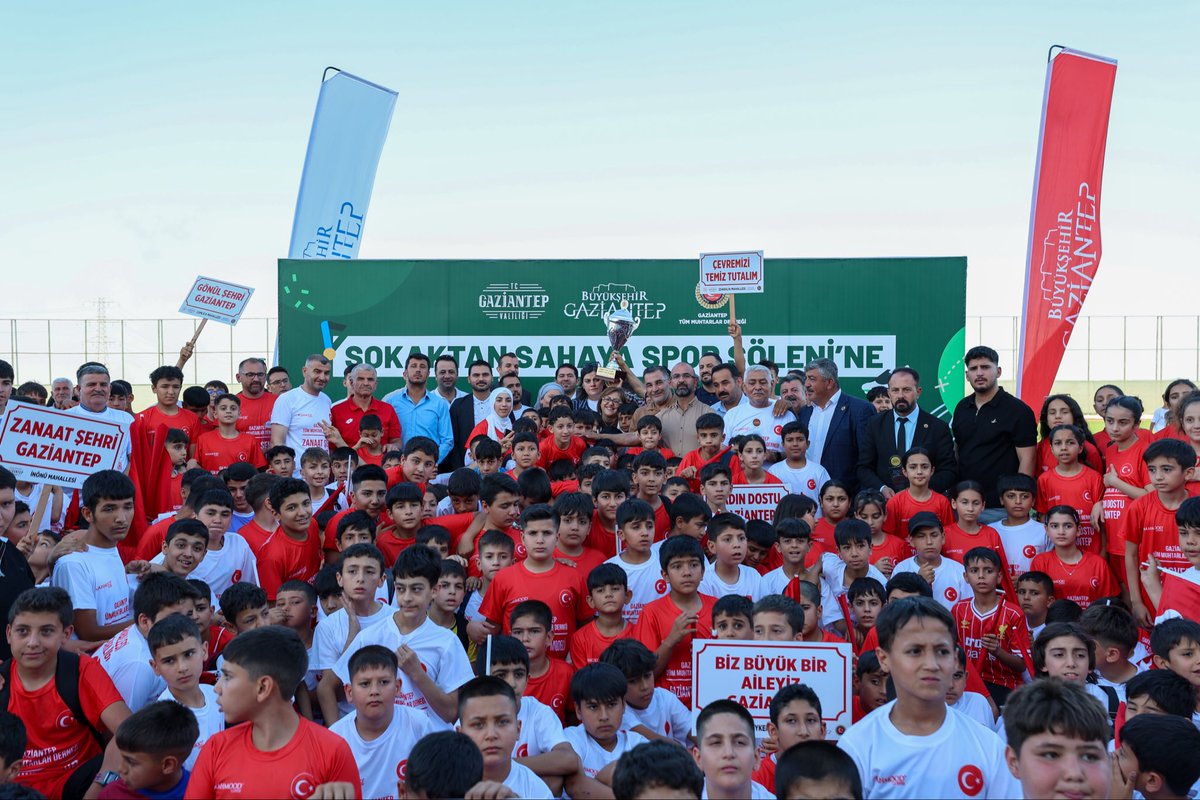 oalperk's tweet photo. Sokaktan Sahaya Spor Şöleni”nde çocuklarımızın ve gençlerimizin spor heyecanına ortak olduk. Bu anlamlı organizasyonda emeği geçen başta Büyükşehir Belediye Başkanı Sn.@FatmaSahin ve Gaziantep Tüm Muhtarlar Derneği Başkanı Mehmet Aydın olmak üzere, herkese teşekkür ediyoruz. https://t.co/m1EAInRW9d