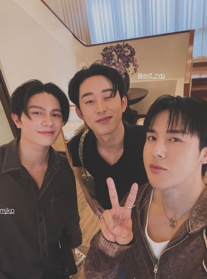 valcrazyforWE's tweet photo. so this was the content they will shooting with Arm that day they took the pic. Now the real question is… is the bathtub also part of it 🤔😌😌?!?! 

#WilliamEst https://t.co/ZyFIWlrEp1
