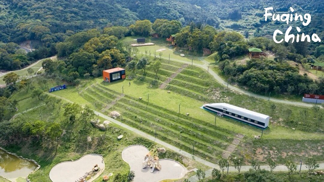 FuqingChina's tweet photo. A life-size Harmony high-speed #train in the middle of a #park? 🚄👀

At Workers' Park in #Fuqing, visitors can snap photos with a giant Harmony train model before strolling through terraced gardens, enjoying panoramic mountain views, and discovering worker-themed sculptures. https://t.co/BEyIRzWX1v