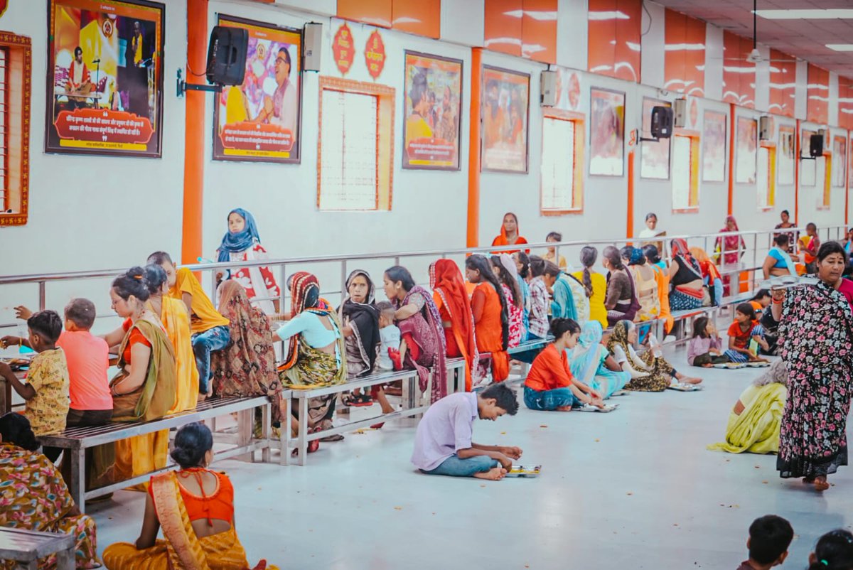 bageshwardham's tweet photo. अनवरत चलती माँ अन्नपूर्णा रसोई सेवा…बागेश्वर धाम पीठ https://t.co/ajWpwOzaX4