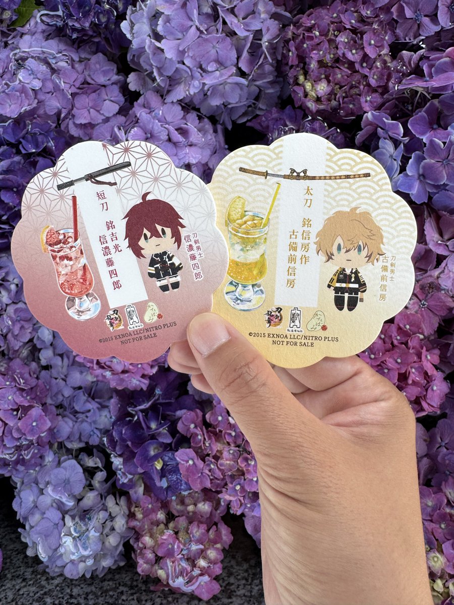 jinjahan0817's tweet photo. .
7/2〜8/31刀剣乱舞ONLINE × 神社カフェかたばみ
ノベルティご紹介⚔️
.
.
『夏の庄内♡御膳』
ノベルティ…オリジナルランチョンマット(A4サイズ)

『信濃藤四郎の秘蔵のしゅわっとピンクグレープフルーツソーダ』
『古備前信房の波乗りしゅわっとレモンソーダ』
ノベルティ…オリジナルコースター

※各種ノベルティは無くなり次第終了いたします

また、コースターのみ昨年デザインのものも限定数ではございますが、お選びいただけます。1ドリンクにつきコースター1枚となります。
.
.
連日沢山のご予約ありがとうございます。
日時によっては満席に伴い変更のお願いをする場合がございますのでご了承ください🙇‍♀️

引き続きご予約お待ちしております！