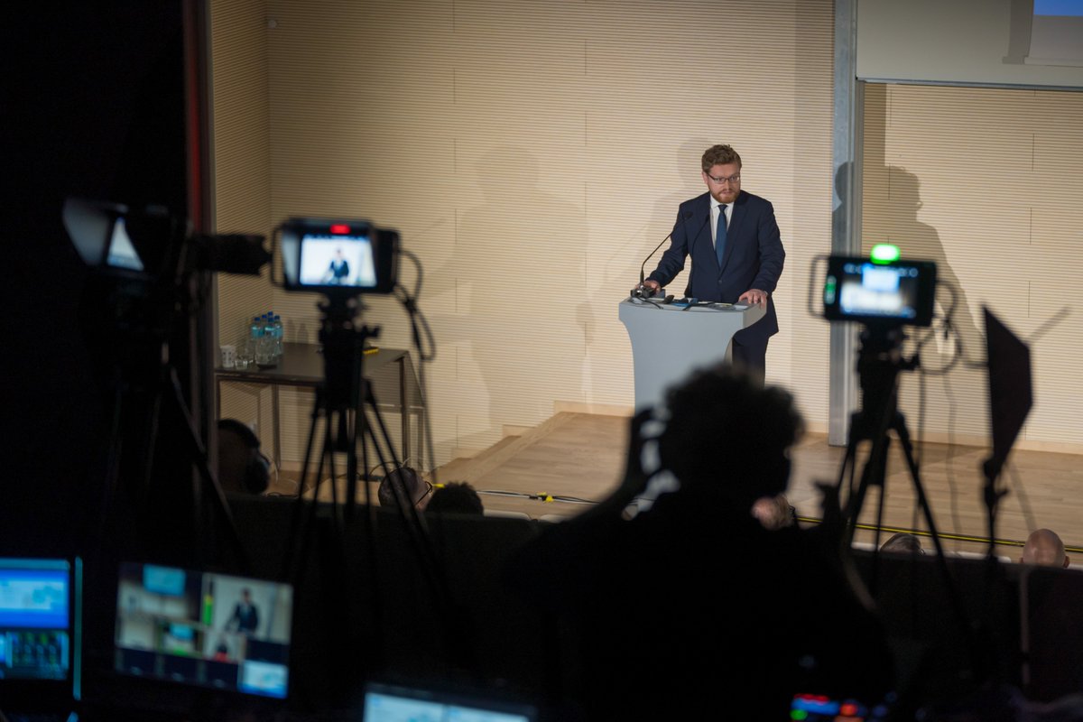 CYFRA_GOV_PL's tweet photo. 🎓📱 Cyfrowe dyplomy trafiają do mObywatela!
Od dziś uczelnie mogą wydawać cyfrowe dyplomy, które nowi absolwenci dodadzą do aplikacji mObywatel. Dokumenty mają taką samą moc prawną jak ich papierowe odpowiedniki, a od 1 stycznia 2027 r. staną się standardową formą wydawania dyplomów ukończenia studiów.
✅ Nowe rozwiązanie ułatwi potwierdzanie wykształcenia, a uczelniom i pracodawcom zapewni bezpieczne narzędzia do wydawania i weryfikacji dokumentów.
🔗 Więcej: https://t.co/8IMVyQBsdd