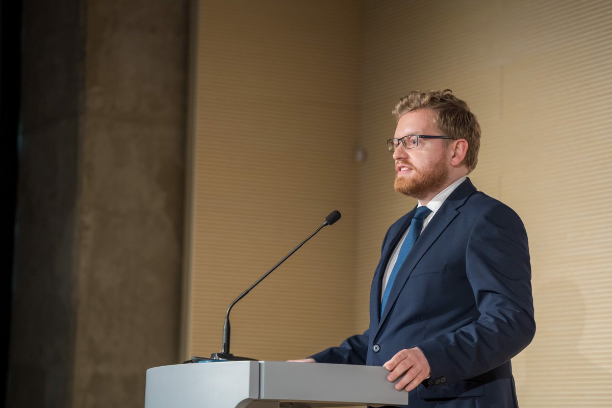 CYFRA_GOV_PL's tweet photo. 🎓📱 Cyfrowe dyplomy trafiają do mObywatela!
Od dziś uczelnie mogą wydawać cyfrowe dyplomy, które nowi absolwenci dodadzą do aplikacji mObywatel. Dokumenty mają taką samą moc prawną jak ich papierowe odpowiedniki, a od 1 stycznia 2027 r. staną się standardową formą wydawania dyplomów ukończenia studiów.
✅ Nowe rozwiązanie ułatwi potwierdzanie wykształcenia, a uczelniom i pracodawcom zapewni bezpieczne narzędzia do wydawania i weryfikacji dokumentów.
🔗 Więcej: https://t.co/8IMVyQBsdd