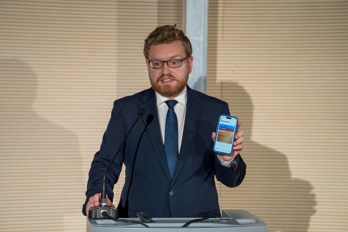CYFRA_GOV_PL's tweet photo. 🎓📱 Cyfrowe dyplomy trafiają do mObywatela!
Od dziś uczelnie mogą wydawać cyfrowe dyplomy, które nowi absolwenci dodadzą do aplikacji mObywatel. Dokumenty mają taką samą moc prawną jak ich papierowe odpowiedniki, a od 1 stycznia 2027 r. staną się standardową formą wydawania dyplomów ukończenia studiów.
✅ Nowe rozwiązanie ułatwi potwierdzanie wykształcenia, a uczelniom i pracodawcom zapewni bezpieczne narzędzia do wydawania i weryfikacji dokumentów.
🔗 Więcej: https://t.co/8IMVyQBsdd