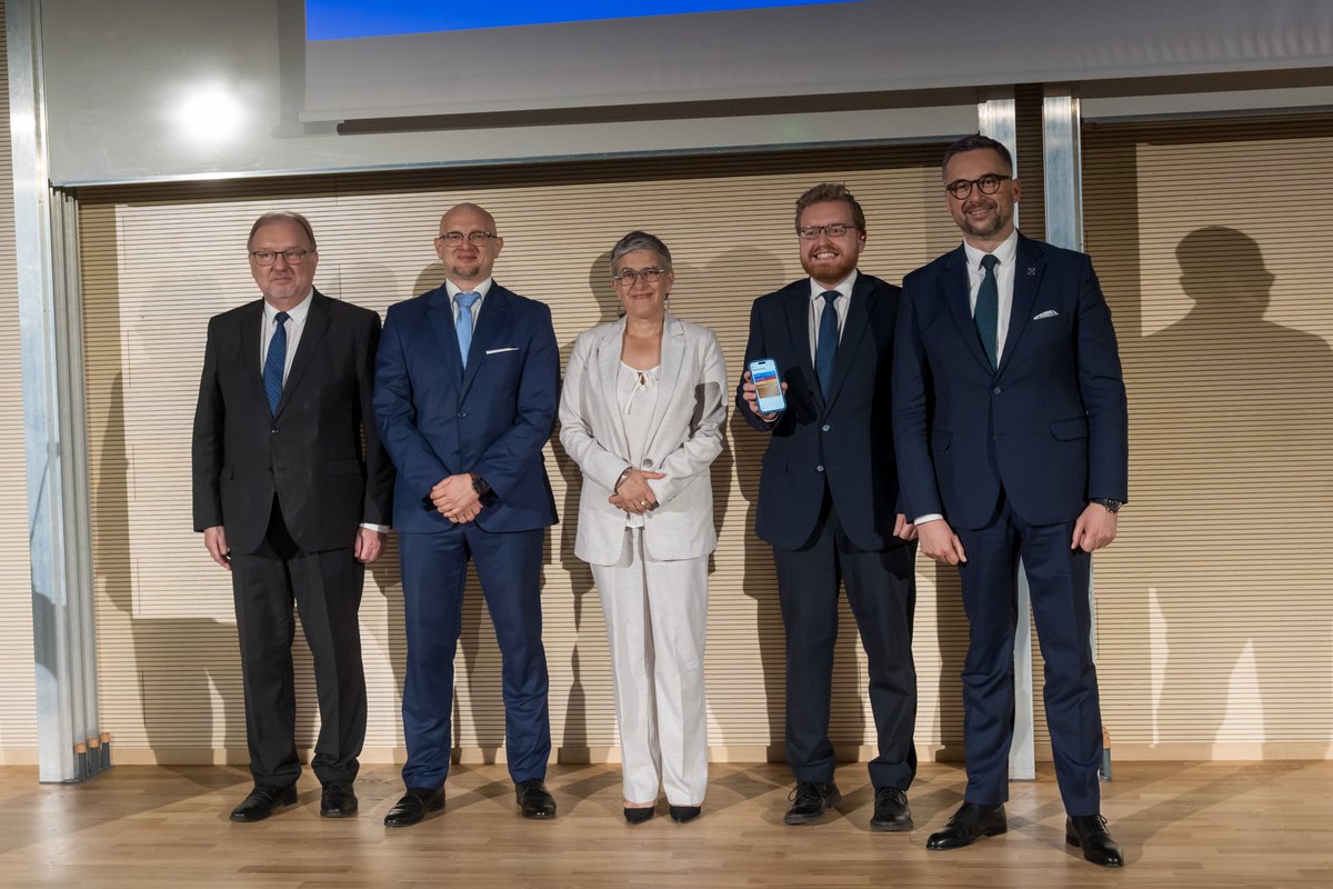 CYFRA_GOV_PL's tweet photo. 🎓📱 Cyfrowe dyplomy trafiają do mObywatela!
Od dziś uczelnie mogą wydawać cyfrowe dyplomy, które nowi absolwenci dodadzą do aplikacji mObywatel. Dokumenty mają taką samą moc prawną jak ich papierowe odpowiedniki, a od 1 stycznia 2027 r. staną się standardową formą wydawania dyplomów ukończenia studiów.
✅ Nowe rozwiązanie ułatwi potwierdzanie wykształcenia, a uczelniom i pracodawcom zapewni bezpieczne narzędzia do wydawania i weryfikacji dokumentów.
🔗 Więcej: https://t.co/8IMVyQBsdd