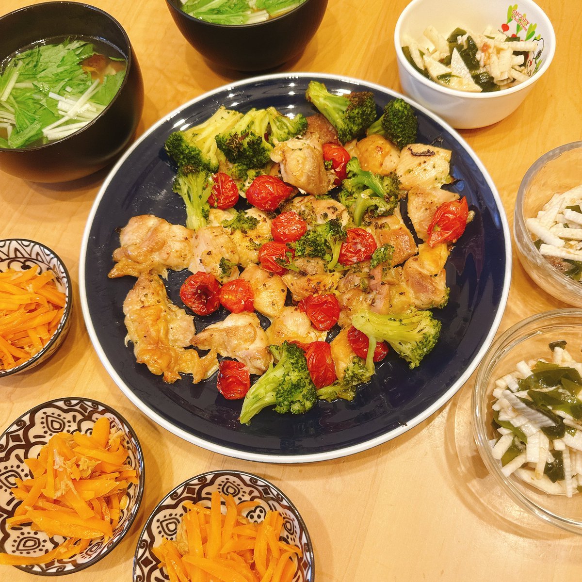 smilyjulia's tweet photo. どーんとオーブンで焼いた🐓🥦🍅
長芋とワカメの梅おかかポン酢
🥕しりしり
水菜の春雨スープ https://t.co/Cw8E6cxdD3