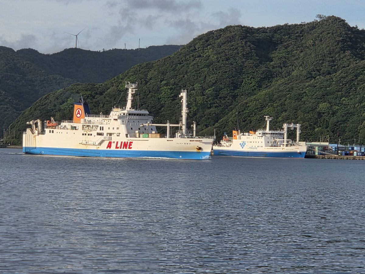 10_AMAMI_34's tweet photo. 今日(30日)見た船達🚢

マルエーフェリー
　「フェリーあけぼの」。

奄美海運「フェリーきかい」｡

十島村の村営船
　　「フェリーとしま2」｡

撮影日.2026.6.30(火)📷

#フェリーあけぼの
#フェリーきかい
#フェリーとしま2
#フェリー
#船好き https://t.co/qGuktrVey3