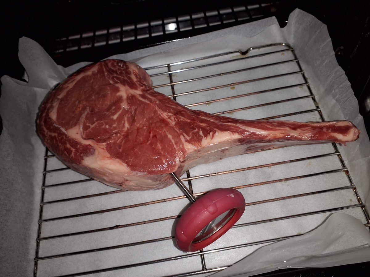 DogAndDoggo's tweet photo. 2026, 30 Jun-
Happy full moon! 

After a few months without a steak, and a few more with terrible results (air fryer woes), this one turned out perfectly.

I cooked it to a lower temp, ~55C over 70 mins, then seared. It reached 58, but I seared again, then rest for a few mins. 🔥 https://t.co/anupmU83gW
