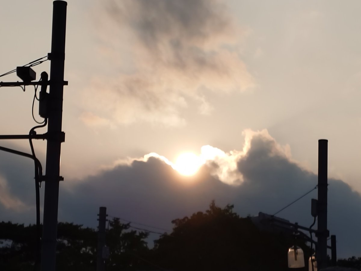 boss510808's tweet photo. 夕日だけど、お天道様が顔出し！！

#因果は巡る
#お天道様は見ている https://t.co/h6UN9Tqnud