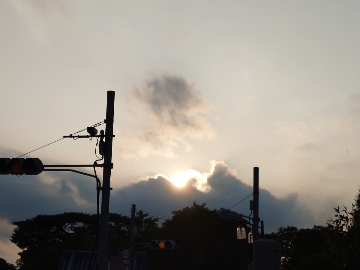 boss510808's tweet photo. 夕日だけど、お天道様が顔出し！！

#因果は巡る
#お天道様は見ている https://t.co/h6UN9Tqnud