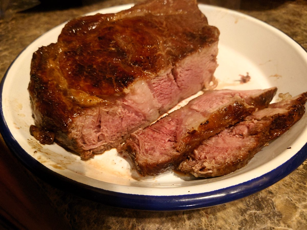 DogAndDoggo's tweet photo. 2026, 30 Jun-
Happy full moon! 

After a few months without a steak, and a few more with terrible results (air fryer woes), this one turned out perfectly.

I cooked it to a lower temp, ~55C over 70 mins, then seared. It reached 58, but I seared again, then rest for a few mins. 🔥 https://t.co/anupmU83gW