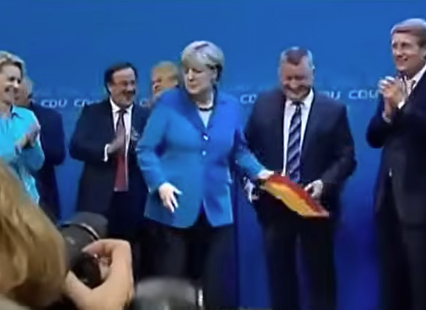 PeterBorbe's tweet photo. Merkels Arbeit am Niedergang Deutschlands war kein Unfall, es war immer so geplant. Und dennoch wird diese Dame heute immer noch hofiert wie eine Königin! https://t.co/GFQVU4ucmf