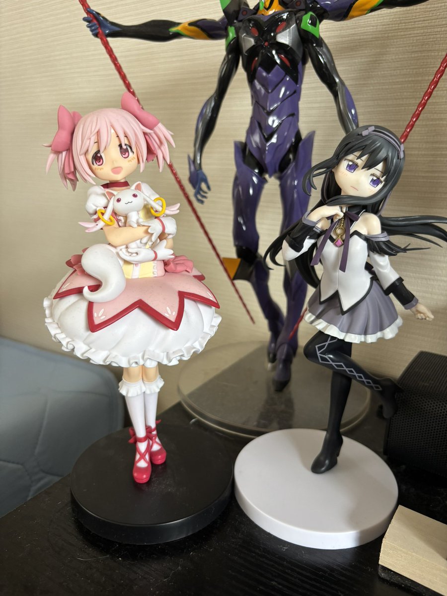 Syupira's tweet photo. 神設定のUFOキャッチャーを見つけてまどかとほむらを並べることに成功した https://t.co/psOxtlgkM9