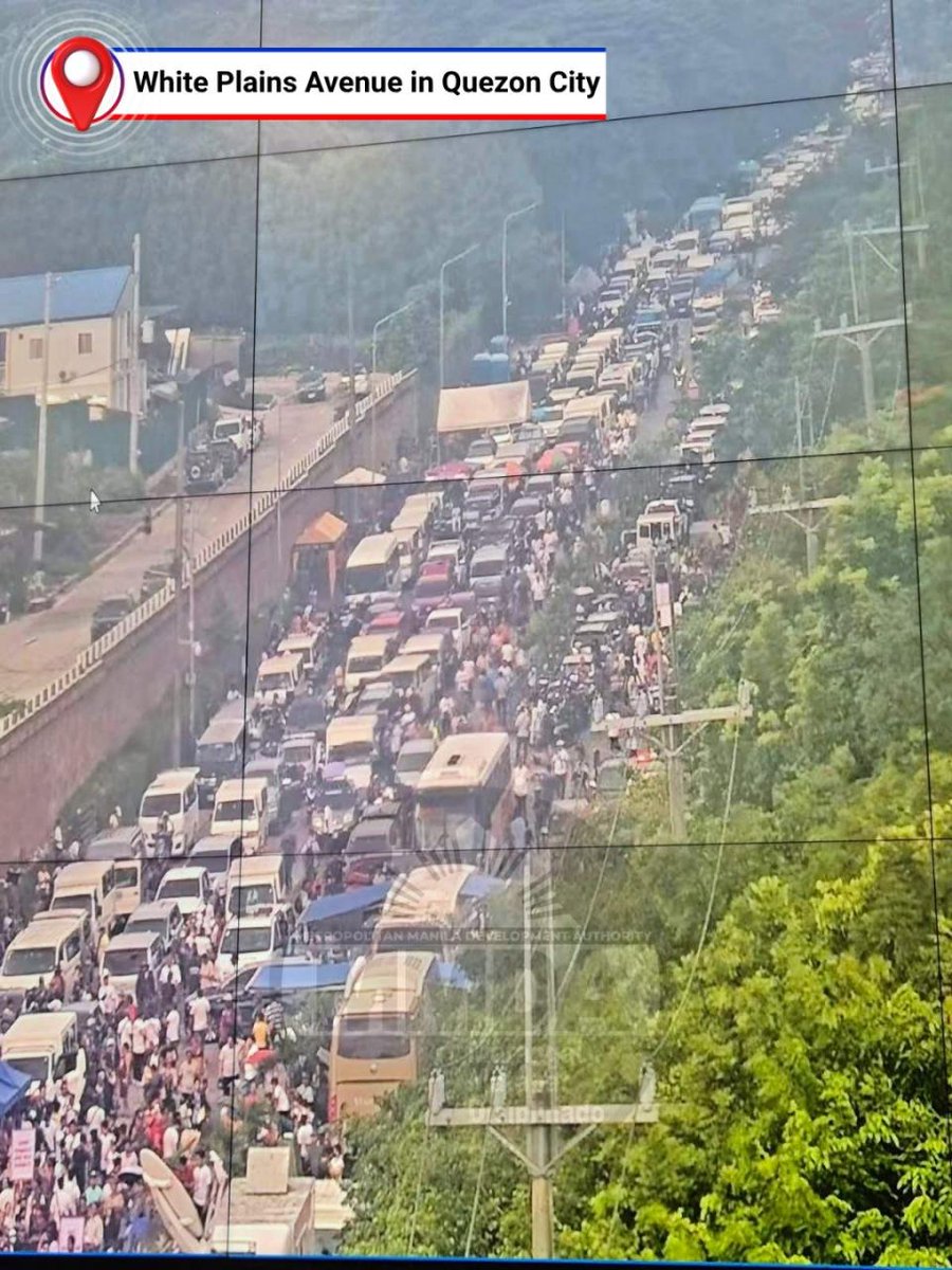 MMDA's tweet photo. TRAFFIC ADVISORY

Pinapayuhan ang mga motorista na iwasan ang EDSA northbound at southbound dahil sa kasalukuyang sitwasyon ng trapiko dulot ng rally sa People Power Monument sa Quezon City.

Sa EDSA northbound, asahan ang matinding pagbagal ng daloy ng trapiko dahil sa mga raliyista at mga sasakyang nakaparada sa kahabaan ng White Plains Avenue. 

Samantala, sa EDSA southbound, ang pagsisikip ng daloy ng trapiko ay umaabot na hanggang sa Main Avenue

Pinapayuhan ang lahat na humanap ng mga alternatibong ruta upang makaiwas sa abala.
#mmda #trafficadvisory