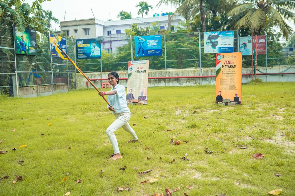 MYbharatWB's tweet photo. 📍 Day 6 | Vande Mataram Camp, Kolkata 
Leadership, creativity &amp; cultural unity!  From youth schemes and leadership workshops to Rangoli, Poster competitions, Silambam, and a unique cultural exchange where 6 states performed each other's folk dances. https://t.co/JrhUhApt2Q