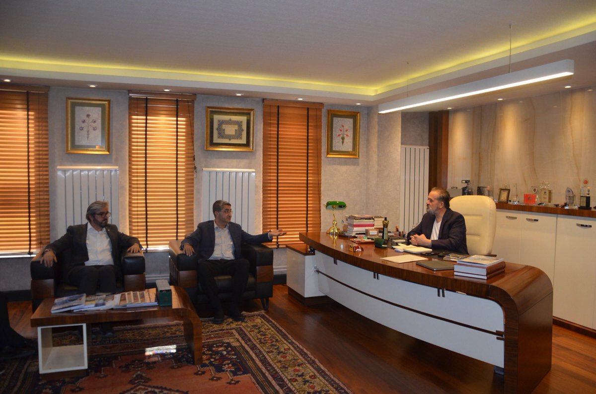 emin_ekmen's tweet photo. Konya programımız kapsamında yerel basın ziyaretlerimizi sürdürdük. 

Ziyaret ettiğimiz bir diğer basın kuruluşu olan Yenigün Gazetesi'nde, İmtiyaz Sahibi Sayın Mustafa Arslan ve gazete yöneticileri ile bir araya geldik.

Yerel basının yaşadığı sorunları, Konya'nın gündemini ve ülkemizin güncel meselelerini değerlendirme fırsatı bulduk. 

Mustafa beyin yakın siyasi tarihe dair arşiv çalışmalarına dair sohbet te çok faydalı oldu. 

Nazik ev sahipliği ve samimi sohbeti için Sayın Mustafa Arslan'a ve Yenigün Gazetesi ailesine teşekkür ediyorum.

@yenigunresmi, @KaracaSeyit , @bestil_hasan, @konyadadeva