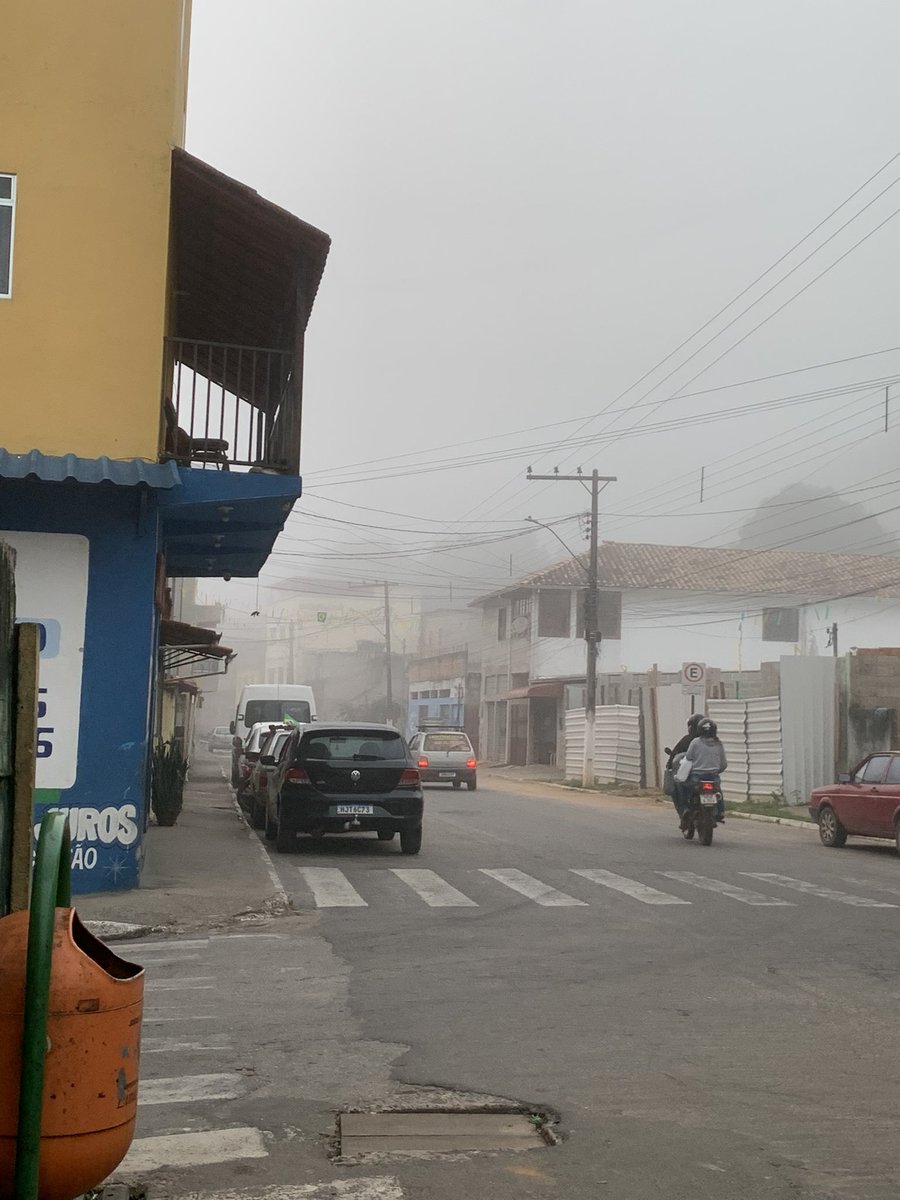 mariafcmoreira's tweet photo. 6 da manhã, 12°C na capital Lima Duarte!
Todos os homens do bairro com bermuda e chinelo nesse frioooo https://t.co/3q8ZU0Lmsp