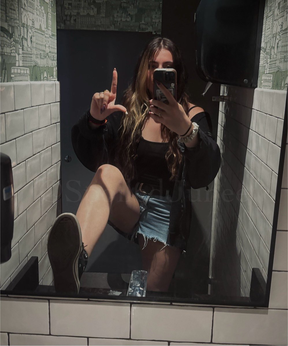 indebt4june's tweet photo. free drinks for me, toilet water for u https://t.co/QLlwlH9Lcx
