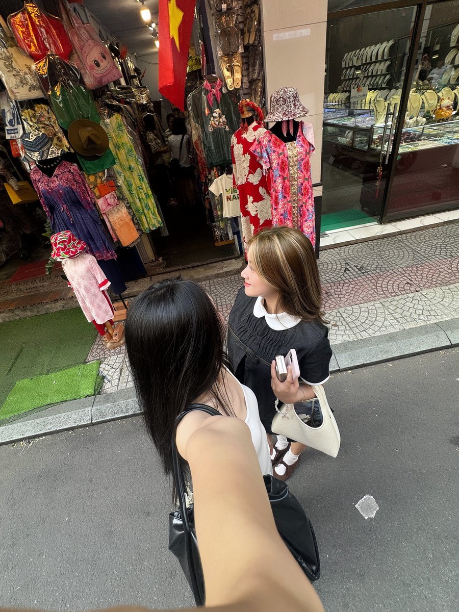 elleneau's tweet photo. Back in Vietnam with @shizudio from our shared team @MiraeVenture.

I’ve been here many times, but I never cease to be amazed by the unique blend of local culture, colorful streets, amazing food, and everyday moments that make Vietnam so extraordinary. 🇻🇳📸✨

#vn #SoutheastAsia #StartupEcosystem #MiraeVenture #travel