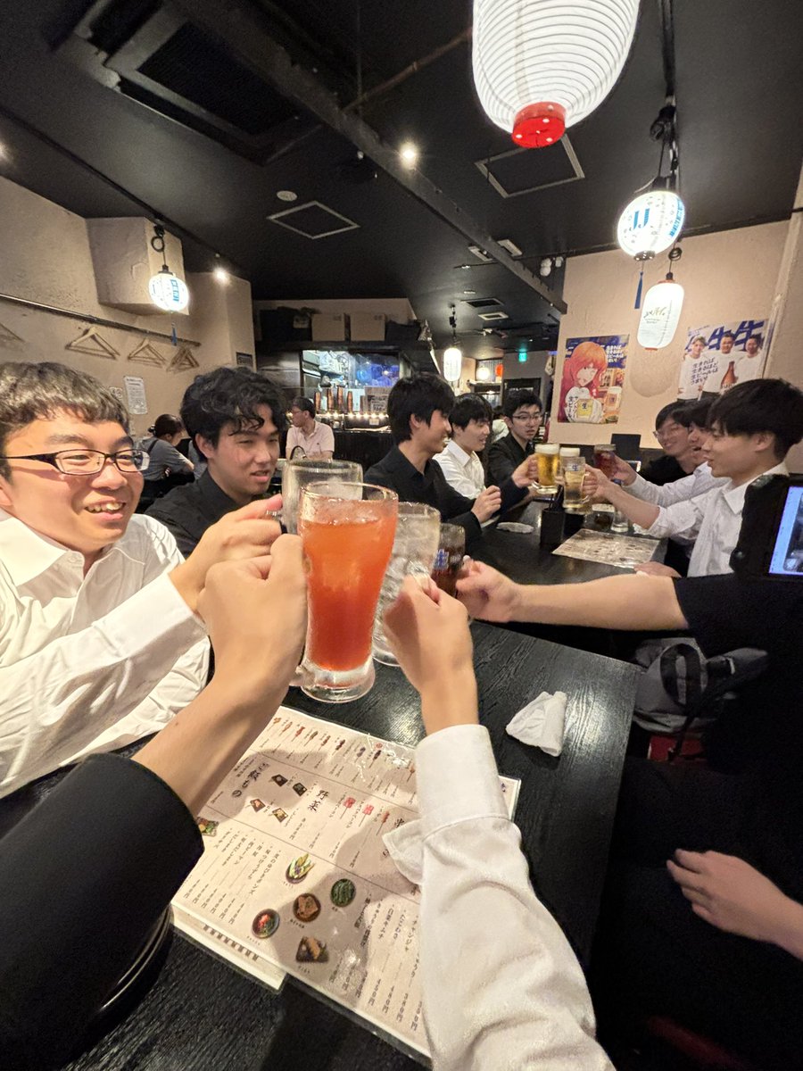oni_dition's tweet photo. 四連終わりました
お越しいただいた皆様ありがとうございました😊
バリトンは12人でオンステしました
��は130代にあたる新一年生が5人入ってくれました(申し遅れてすみません💦)
一年生に許可をもらったので、これから一人一人紹介していこうと思います！

合唱祭の後の打ち上げの写真でも載せときます https://t.co/f8QUdmDDQw