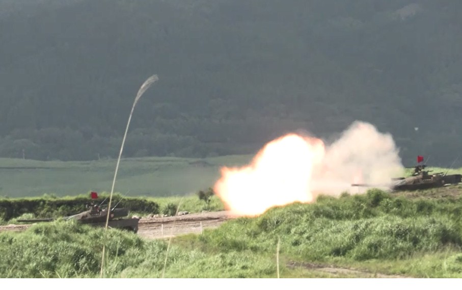JGSDF_WA_pr's tweet photo. 【 ＃ＲＤ２６ 】６月３０日（火） ＃西部方面隊 は、＃共同戦闘射撃 訓練を実施しました。今回の訓練では偵察ドローンを導入し、上空からリアルタイムで戦況を把握・分析し、 ＃１６式機動戦闘車 や小銃射撃へと繋げる、現代戦に対応した日米の高度な連携を確認しました。
https://t.co/pk6R8PrhcB
＃日米共同訓練 ＃抑止力 ＃ResoluteDragon ＃第８師団 ＃在日米第三海兵遠征軍 ＃ⅢMEF Marines
＃16MCV ＃UAV ＃８１ｍｍ迫撃砲