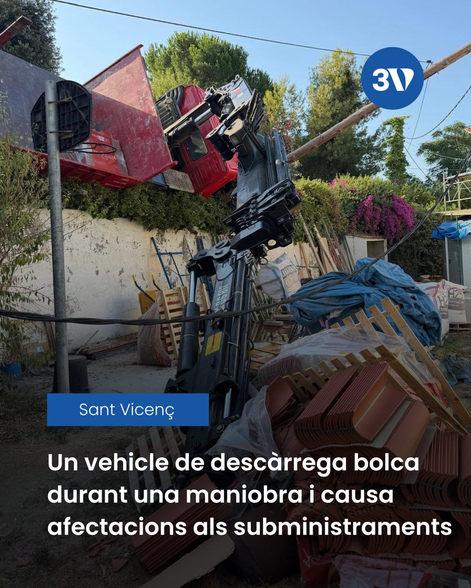 3VilesMedia's tweet photo. ⚠️ Un camió ha bolcat aquest matí al carrer de les Puntes durant una maniobra de descàrrega.

🚰 L'accident ha provocat afectacions a la xarxa d'aigua i al subministrament elèctric de la zona.

👷 Les empreses responsables treballen per restablir els serveis al més aviat https://t.co/viRP31VAXO