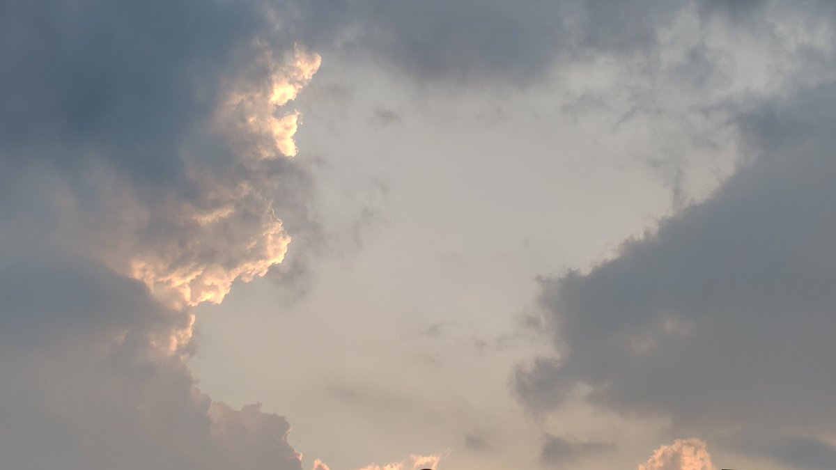 aLIO_harezora's tweet photo. 久しぶりに夕焼け見た気がする〜 https://t.co/ORudARycQa