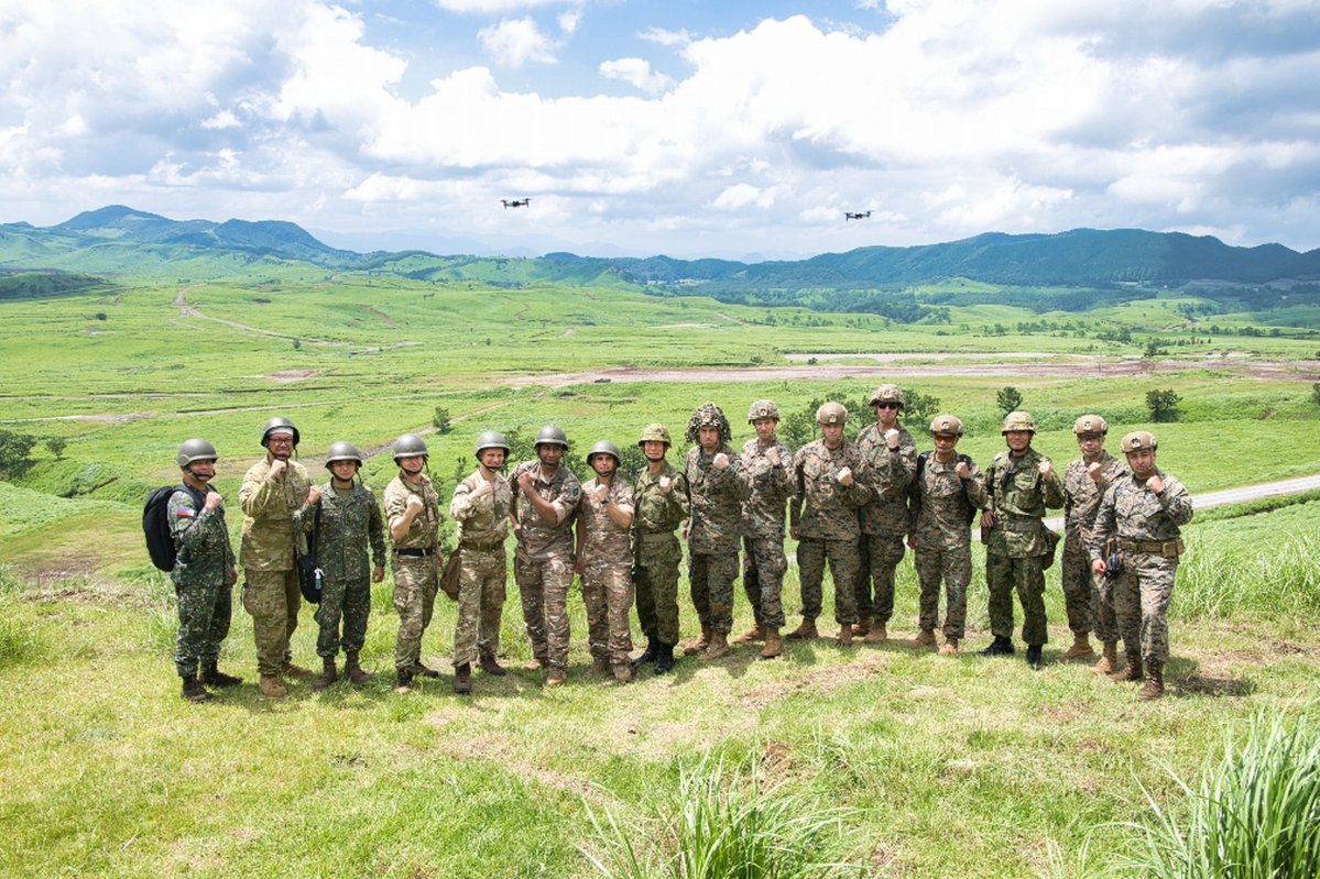 JGSDF_WA_pr's tweet photo. 【 ＃ＲＤ２６ 】 ＃西部方面隊 は、 ＃健軍駐屯地 及び ＃日出生台演習場 において、ＲＤ２６にオブザーバーとして参加している同志国軍の皆様をお迎えしました。ＲＤ２６の訓練概要説明及び日出生台演習場での共同戦闘射撃訓練の研修を通じ、多国間の相互理解と連携をさらに深めました。
https://t.co/pk6R8PrhcB
＃日米共同訓練 ＃抑止力 ＃ResoluteDragon ＃第８師団 ＃在日米第三海兵遠征軍 ＃ⅢMEF Marines