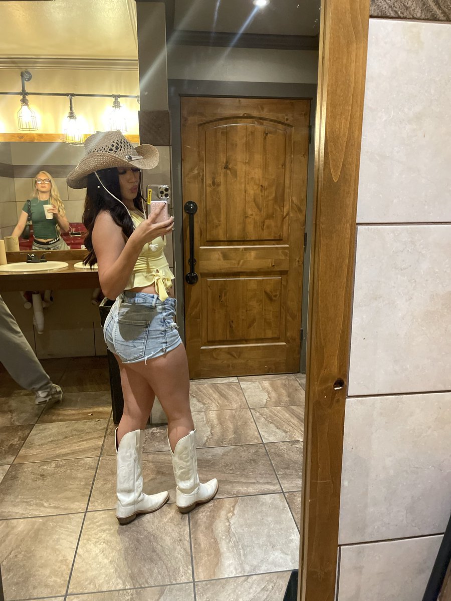 lastrealbstand's tweet photo. Cowgirl 🤠 https://t.co/LyhNYPvqyG