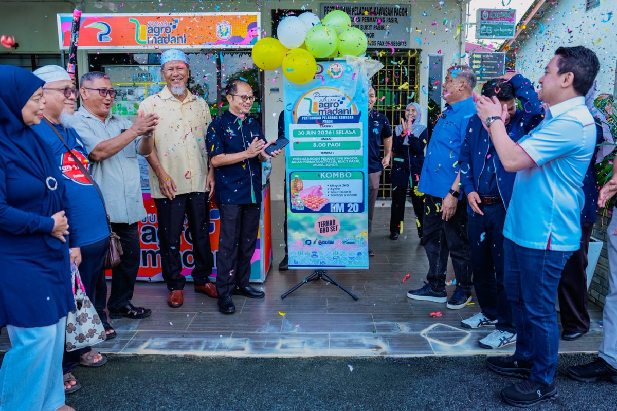 nafashq's tweet photo. YB Datuk Seri Mohamad Sabu, Menteri Pertanian dan Keterjaminan Makanan meluangkan masa beramah mesra bersama penduduk dan ahli peladang ketika turun padang ke program Jualan Agro MADANI (JAM) di perkarangan Pejabat Pertubuhan Peladang Kawasan (PPK) Pagoh, Bukit Pasir, Johor. https://t.co/4Bf9nnYpmL