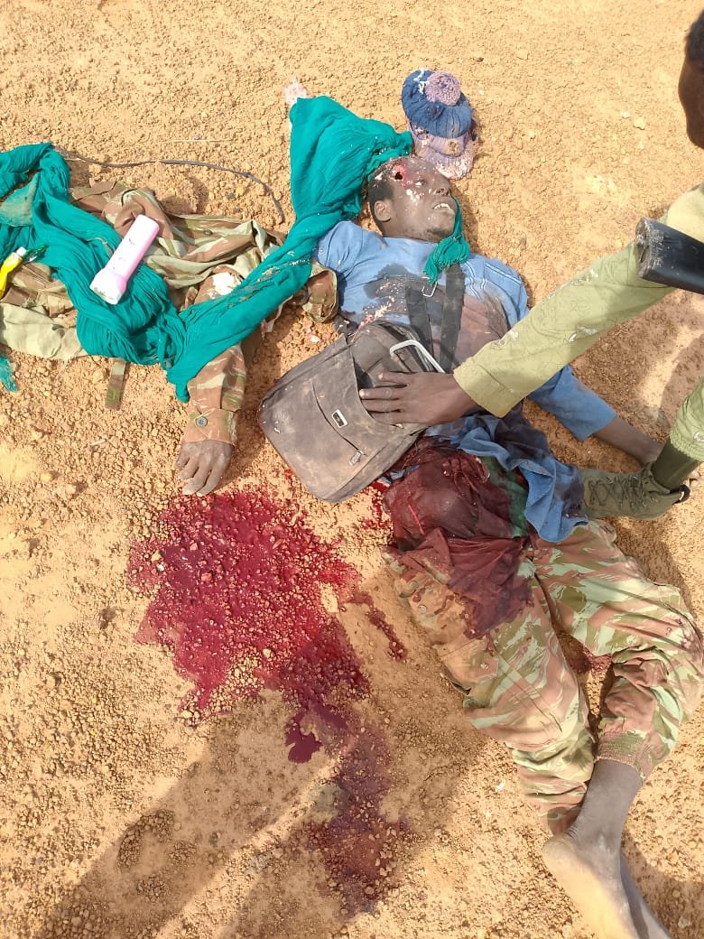 sahelbrut3's tweet photo. Tillabery/Torodi : une nouvelle attaque terroriste repoussée grâce à la bravoure des Forces de Défense et de Sécurité
Tôt ce matin, aux environs de 6h30, les positions militaires de Torodi ont été la cible d'une tentative d'attaque menée par des individus armés, arrivés à bord de plusieurs motos et véhicules lourdement équipés.

Grâce à la vigilance, au professionnalisme et à la réaction rapide des Forces de Défense et de Sécurité (FDS), cette offensive a été efficacement repoussée. Selon les premières informations disponibles, une vingtaine de terroristes auraient été neutralisés, tandis que plusieurs matériels de guerre ont été récupérés par les forces engagées.

Cette nouvelle victoire opérationnelle témoigne une fois de plus du courage, de la détermination et du sens du devoir de nos FDS, qui poursuivent sans relâche leur mission de protection du territoire national et des populations.

Honneur et respect à nos vaillants combattants. Bravo à nos FDS pour leur engagement exemplaire.

Infos militaires-IM