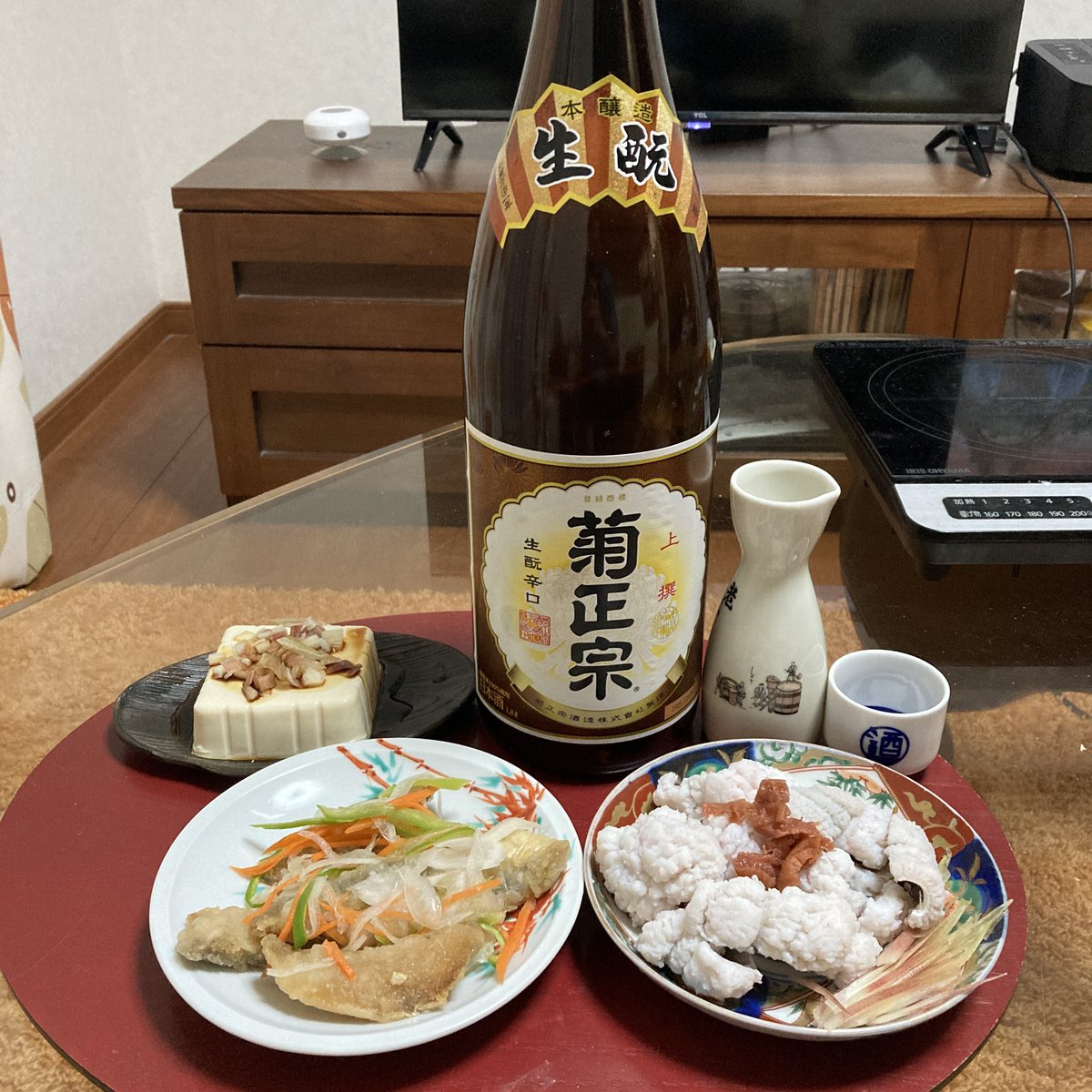 mori_ccc's tweet photo. 鱧の湯引きと鯵の南蛮漬けに菊正宗のお燗。夏でもこの組み合わせにはお燗がいい🍶 https://t.co/b1KdM3btbF